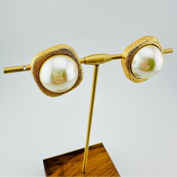 Vintage Christian Dior Cabochon Faux Pearl Textured Gold Plated Earrings - Rare - Picture 7 of 8
